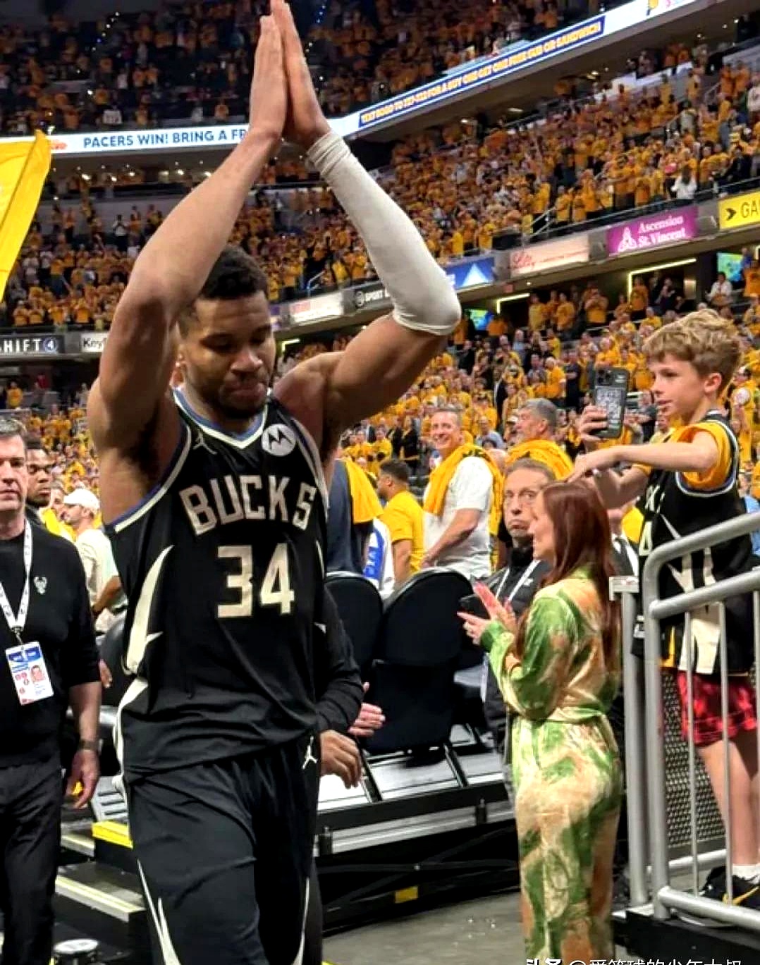 字母哥重返赛场，领先优势明显首场状态出色，美国队观众沸腾！